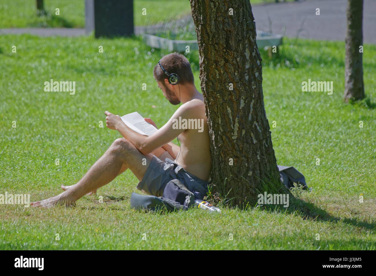 Glasgow, Scotland, UK. 18th July. Summer weather returns and people enjoy the summer in the city's Kelvingrove Park as Scotland catches some of the scorching UK weather Credit Gerard Ferry/Alamy news Stock Photo