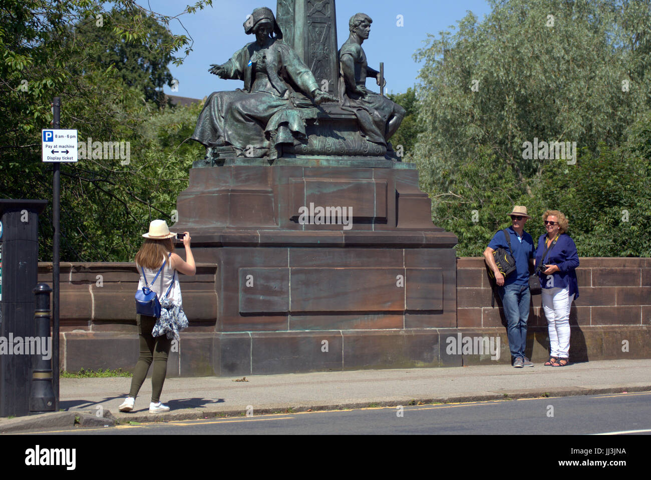 Glasgow, Scotland, UK. 18th July. Summer weather returns and people enjoy the summer in the city's Partick as Scotland catches some of the scorching UK weather Credit Gerard Ferry/Alamy news Stock Photo