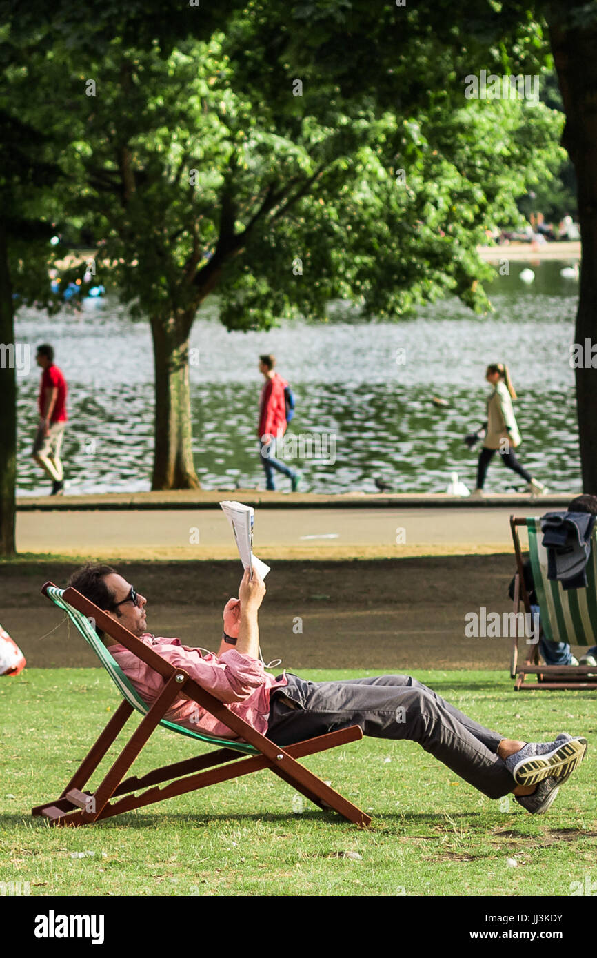 London, UK. 18th July, 2017. UK Weather: Londoners enjoy a warm afternoon in Hyde Park near the Serpentine Lake © Guy Corbishley/Alamy Live News Stock Photo