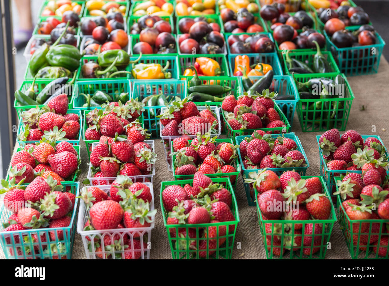 Farmers market usa strawberries hi-res stock photography and images - Alamy