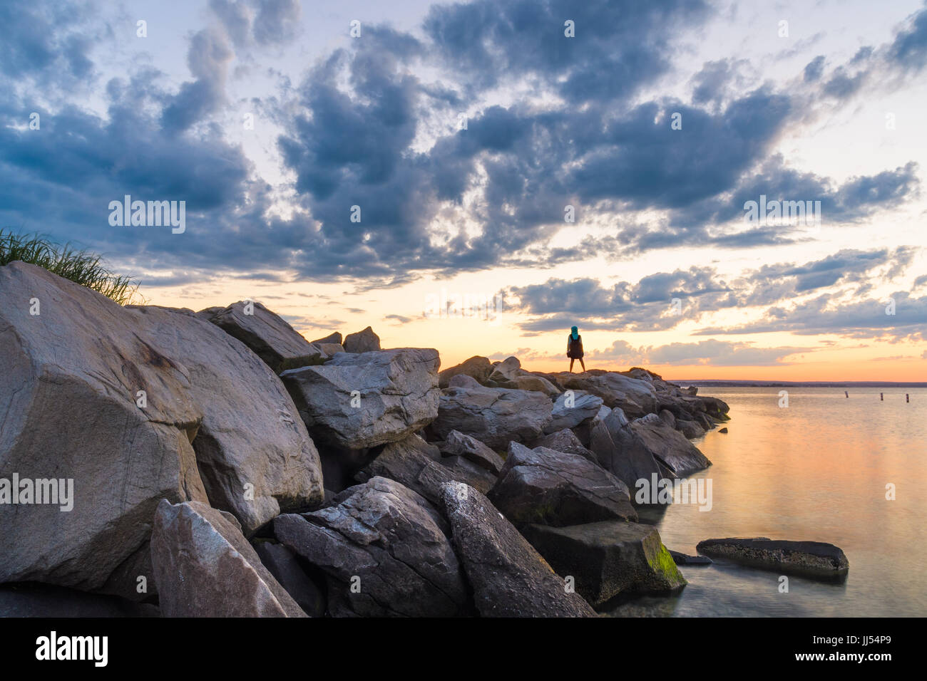 Girl watching sunset hi-res stock photography and images - Alamy