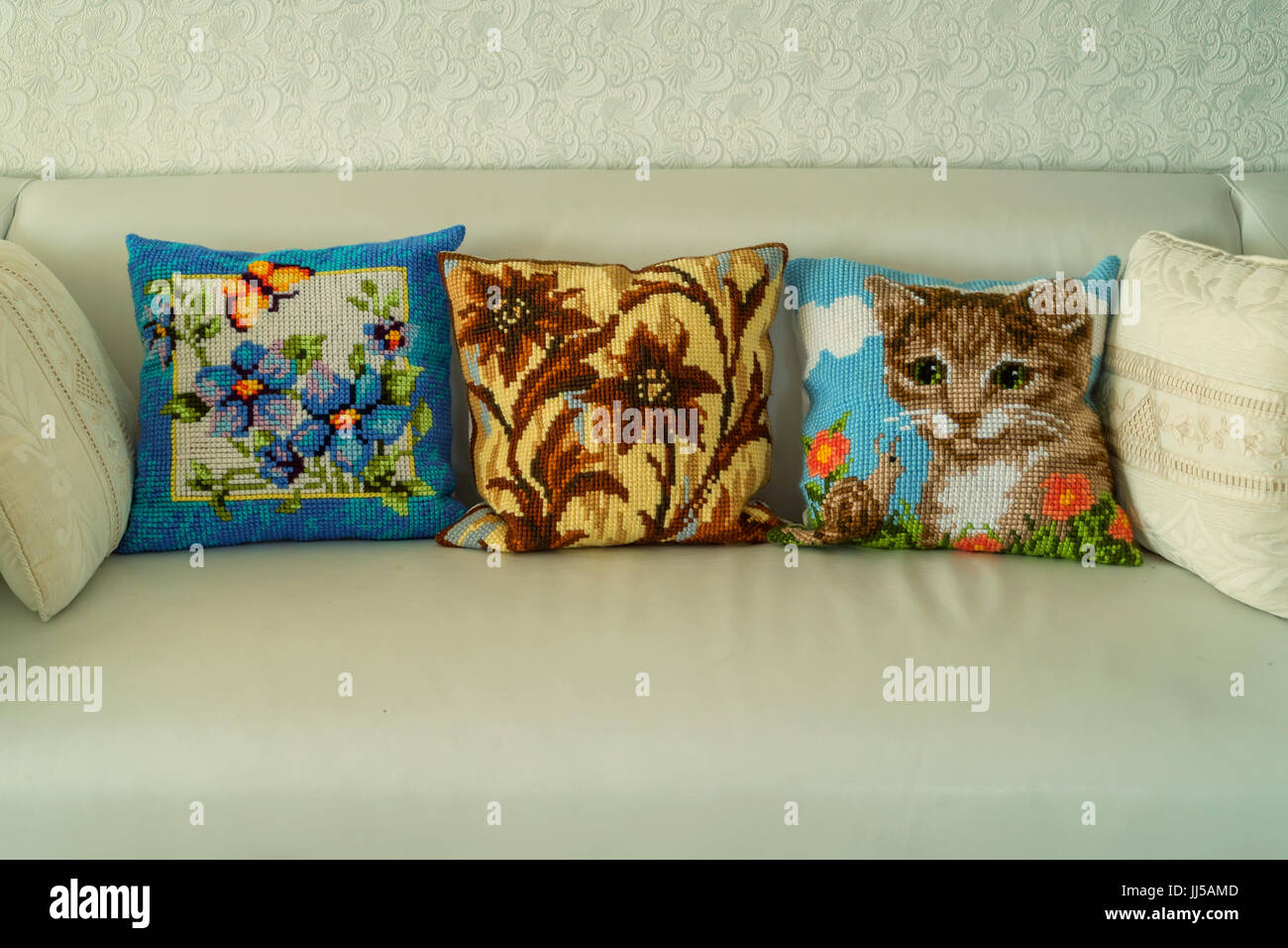 Mini Cushions In Cross Stitch: 30 Original Designs To Make
