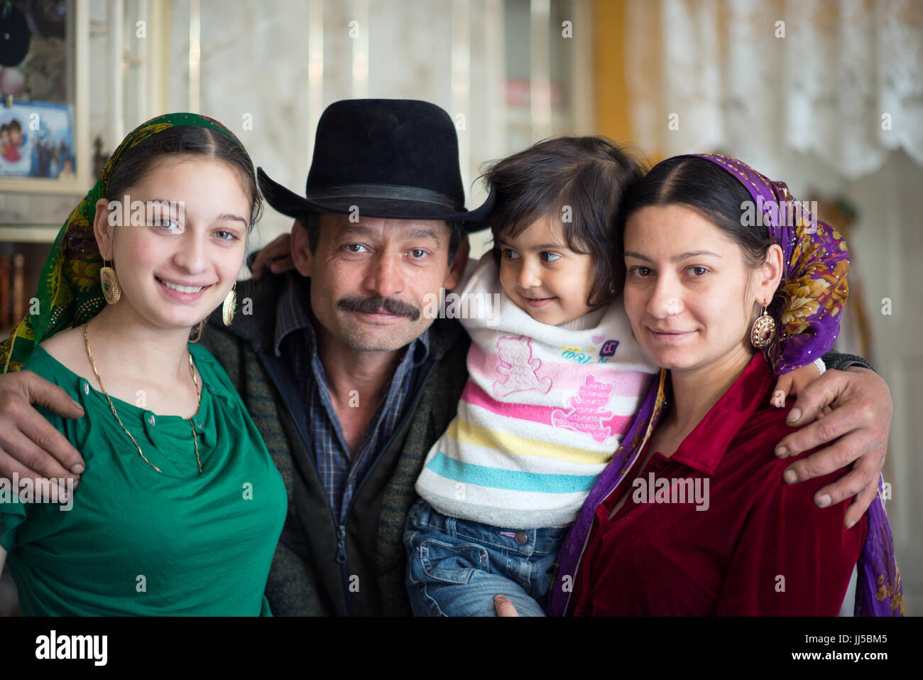 Portrait of a Gabor Rom family, Valeni, Transylvania, Romania Stock Photo -  Alamy