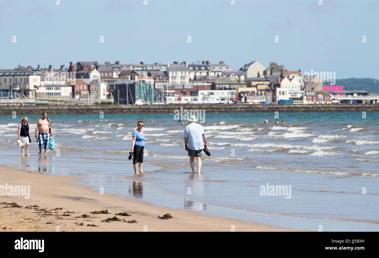 People enjoy the hot weather in bridlington hires stock photography and images Alamy People enjoy the hot weather in bridlington hires stock photography and images Alamy