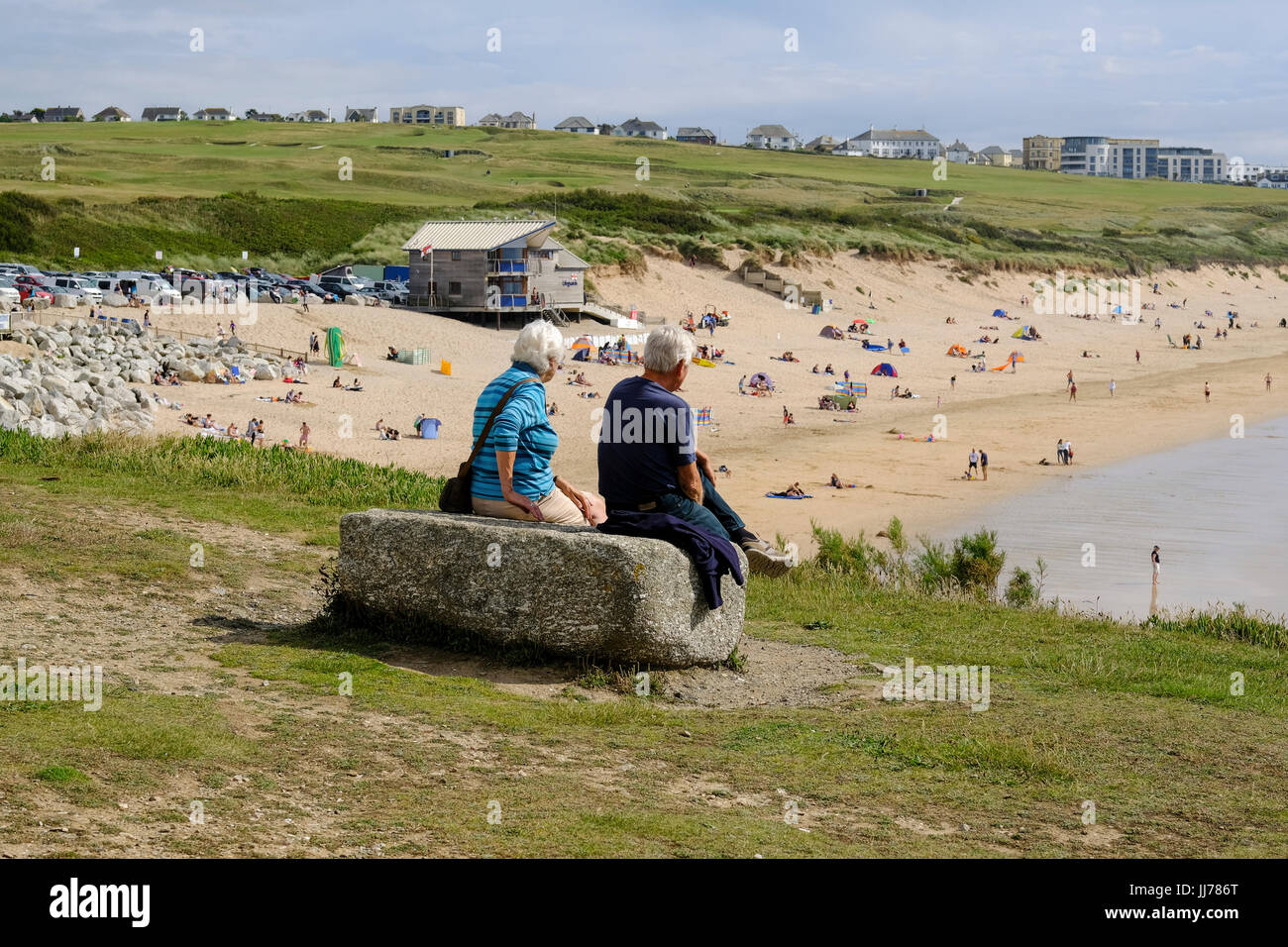Elderly couple sat overlooking Fistra beach, Newquay Stock Photo