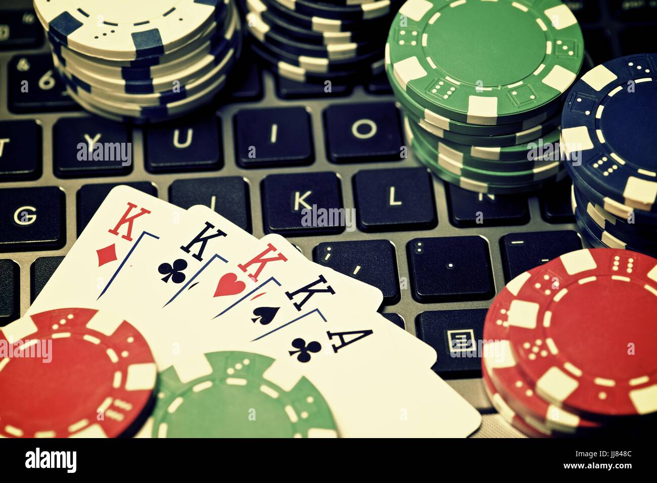 Азартные игры в интернете на деньги играть. Интернет казино на реальные деньги. Казино Покер на реальные деньги. Интернет казино Покер на реальные деньги. Казино фишки деньги.