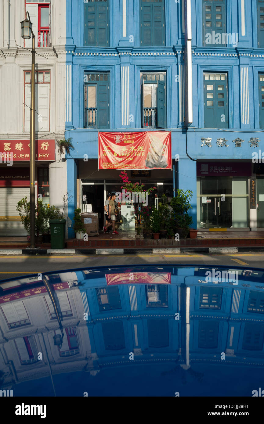 16.07.2017, Singapore, Republic of Singapore, Asia - Traditional shop houses are reflected in a car roof in Singapore's Chinatown district. Stock Photo