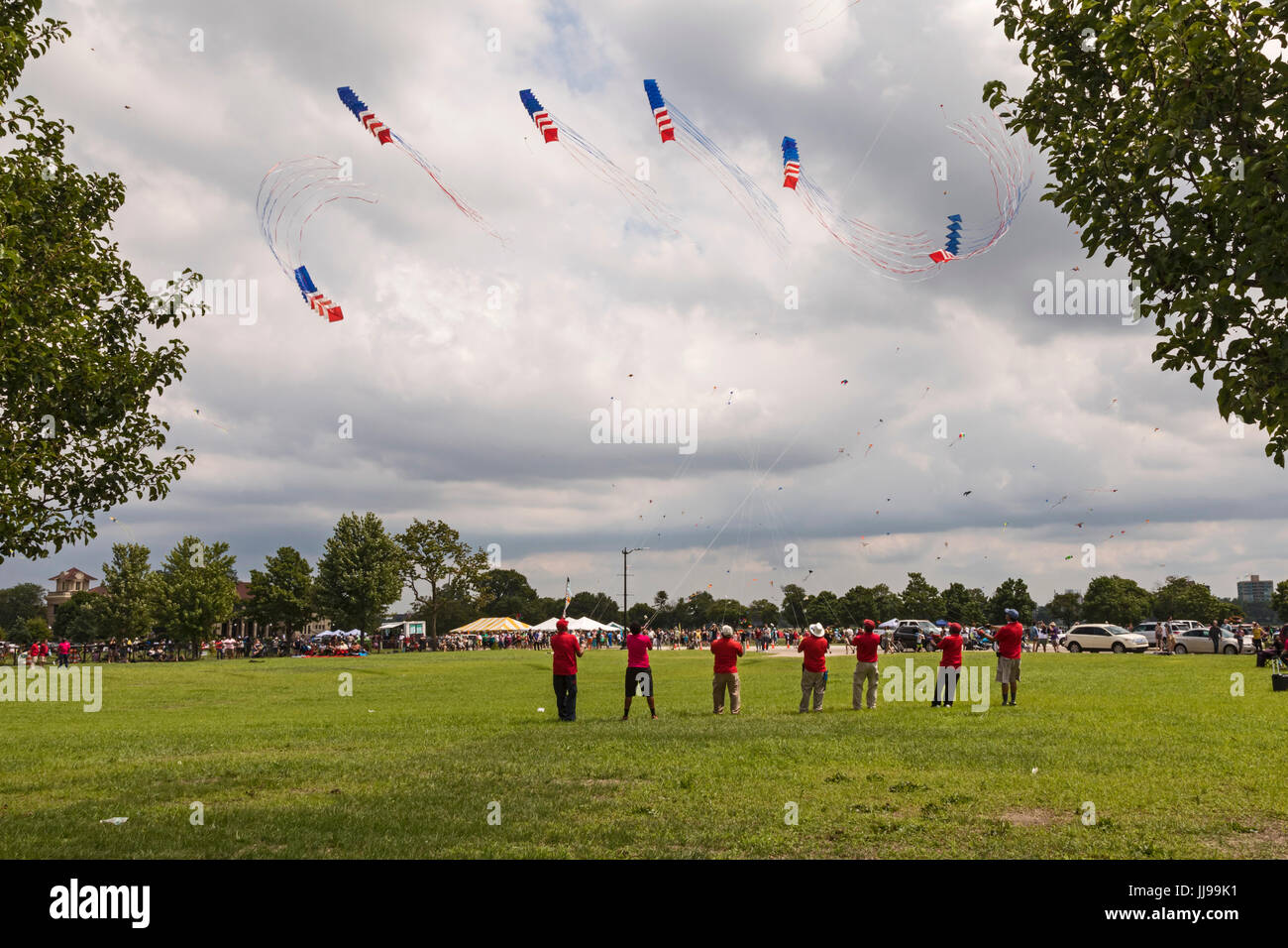 Detroit, Michigan - The Windjammers Kite Team performs at the Detroit Kite Festival, held on Belle Isle. Each member of the team flew a string of 13 l Stock Photo