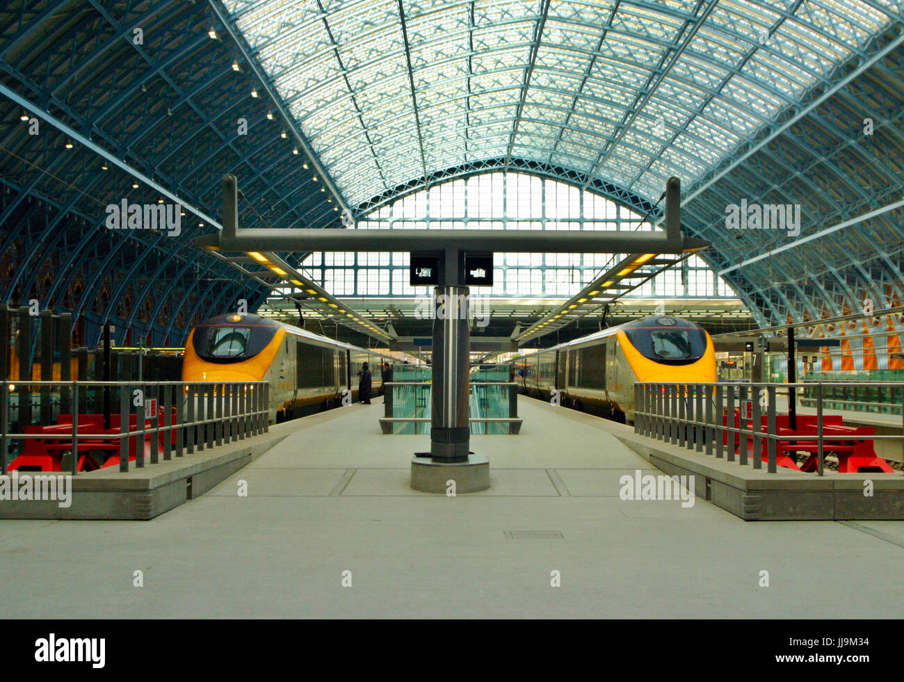 St Pancras station kings cross London Stock Photo Alamy