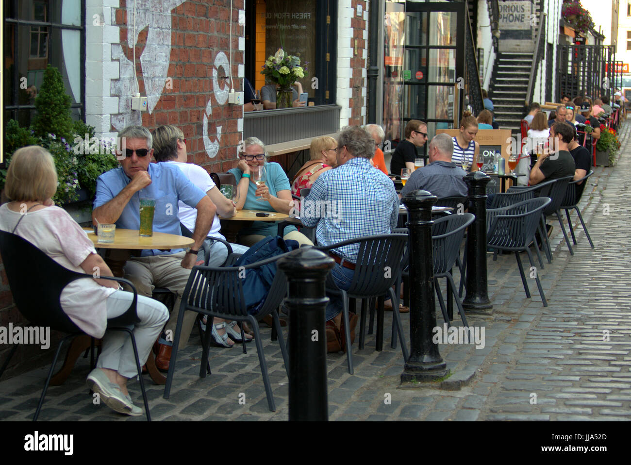 Glasgow, Scotland, UK. 18th July, 2017. Summer weather returns and people enjoy the summer in the city's  Ashton Lane as Scotland catches some of the scorching UK weather Credit Gerard Ferry/Alamy news Stock Photo