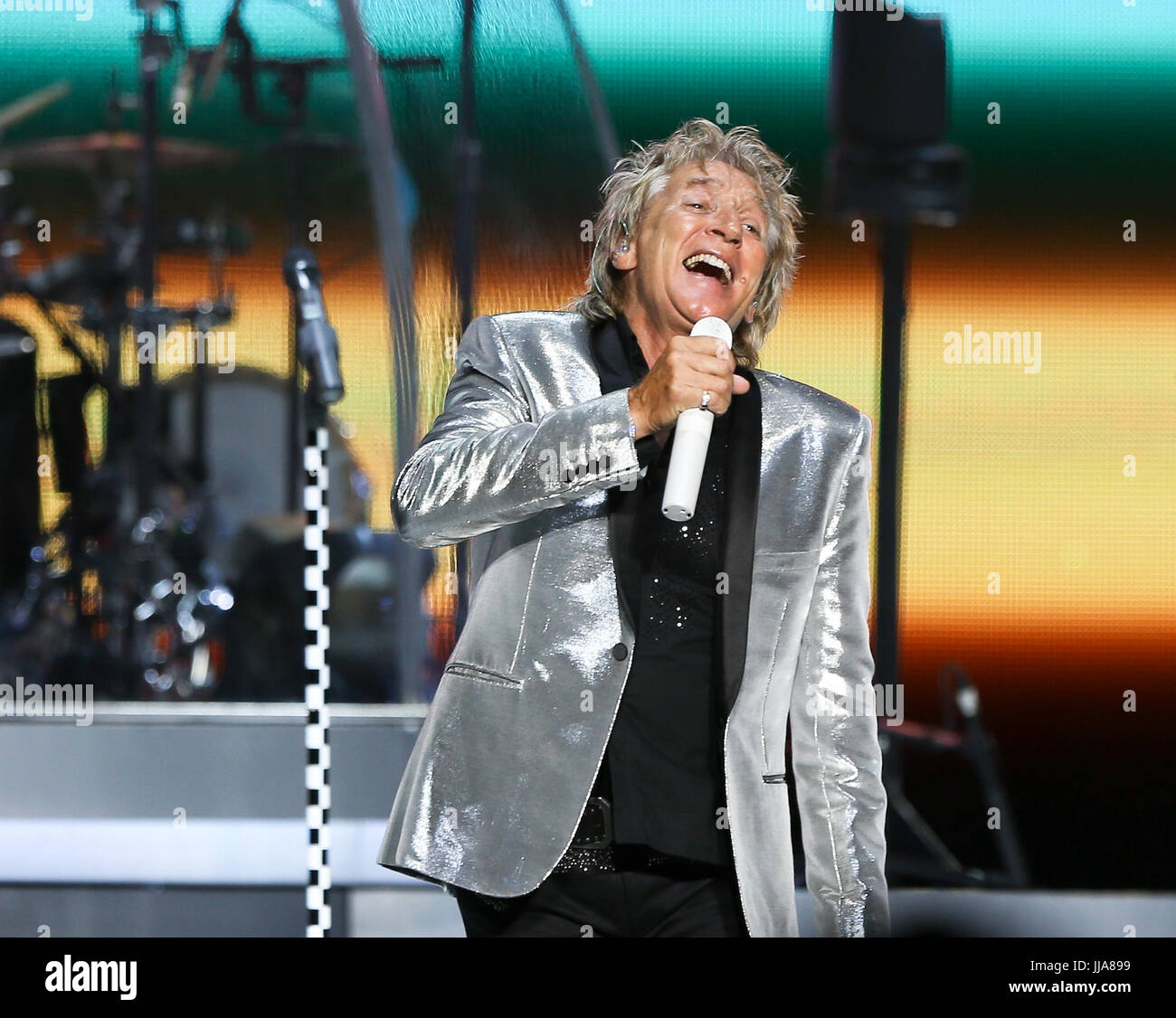 New York, USA . 18th July, 2017. Rod Stewart performs in concert at Northwell Health at Jones Beach Theater on July 18, 2017 in Wantagh, New York. Credit: AKPhoto/Alamy Live News Stock Photo