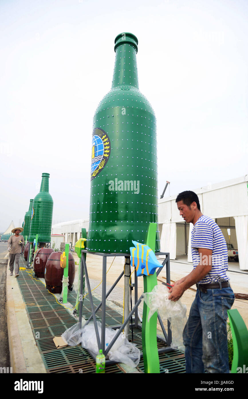 Speel Absoluut dichtbij Qingdao, Qingdao, China. 18th July, 2017. Hundreds of 3-meter-tall giant  beer bottles can be seen on street in Qingdao, east China's Shandong  Province, marking the upcoming International Beer Festival. The 27th Qingdao