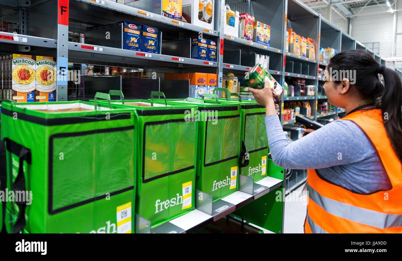Berlin, Germany. 18th July, 2017. An employee of grocery delivery