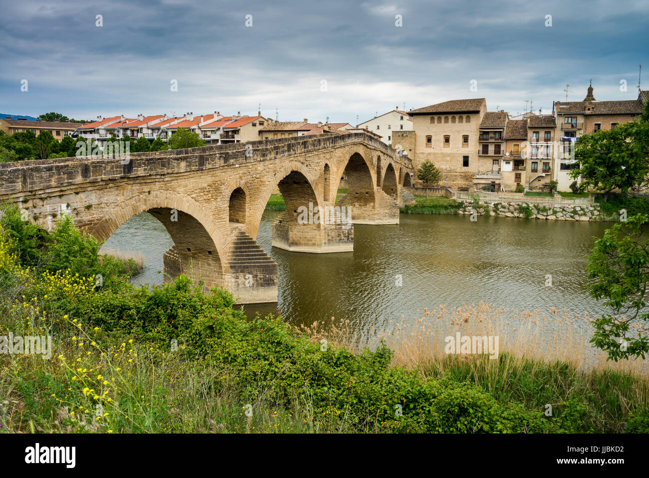 Romanesque Bridge Puente romanico de puente la reina hi-res stock photography and images ...