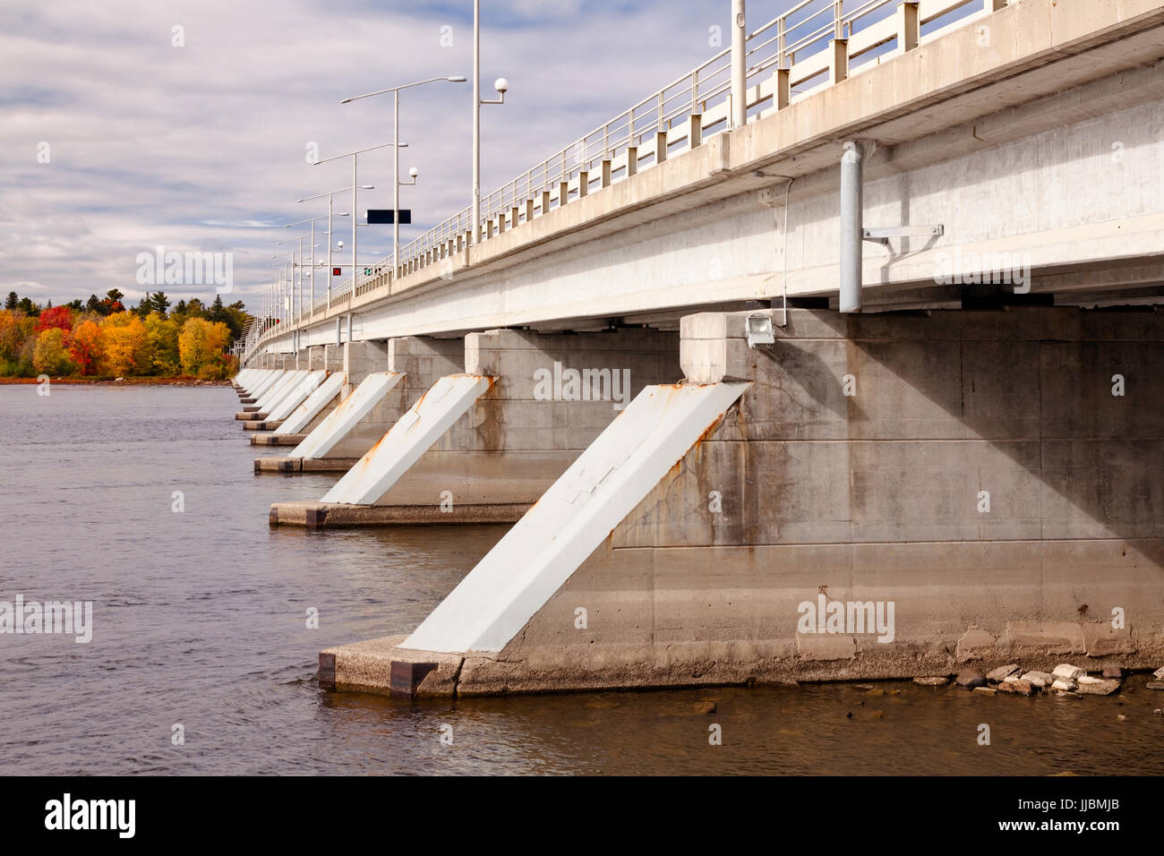 The Champlain Bridge that crosses the Ottawa River from Ottawa to Gatineau in Ottawa, Ontario, Canada. Stock Photo