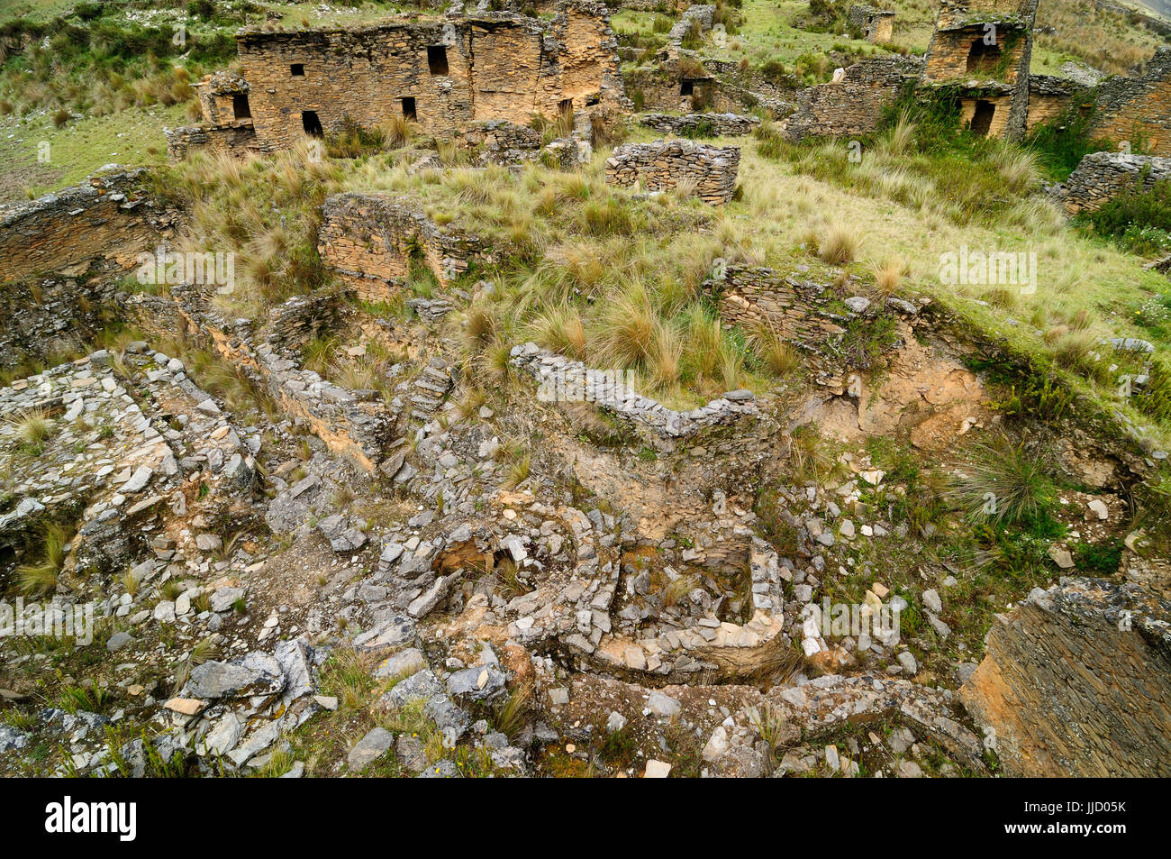 Peru, Piruro ruins near Tantamayo. Tantamayo was capital of the preColumbian Yarowilca culture, one of the olest know in Peru. Buildings were construc Stock Photo