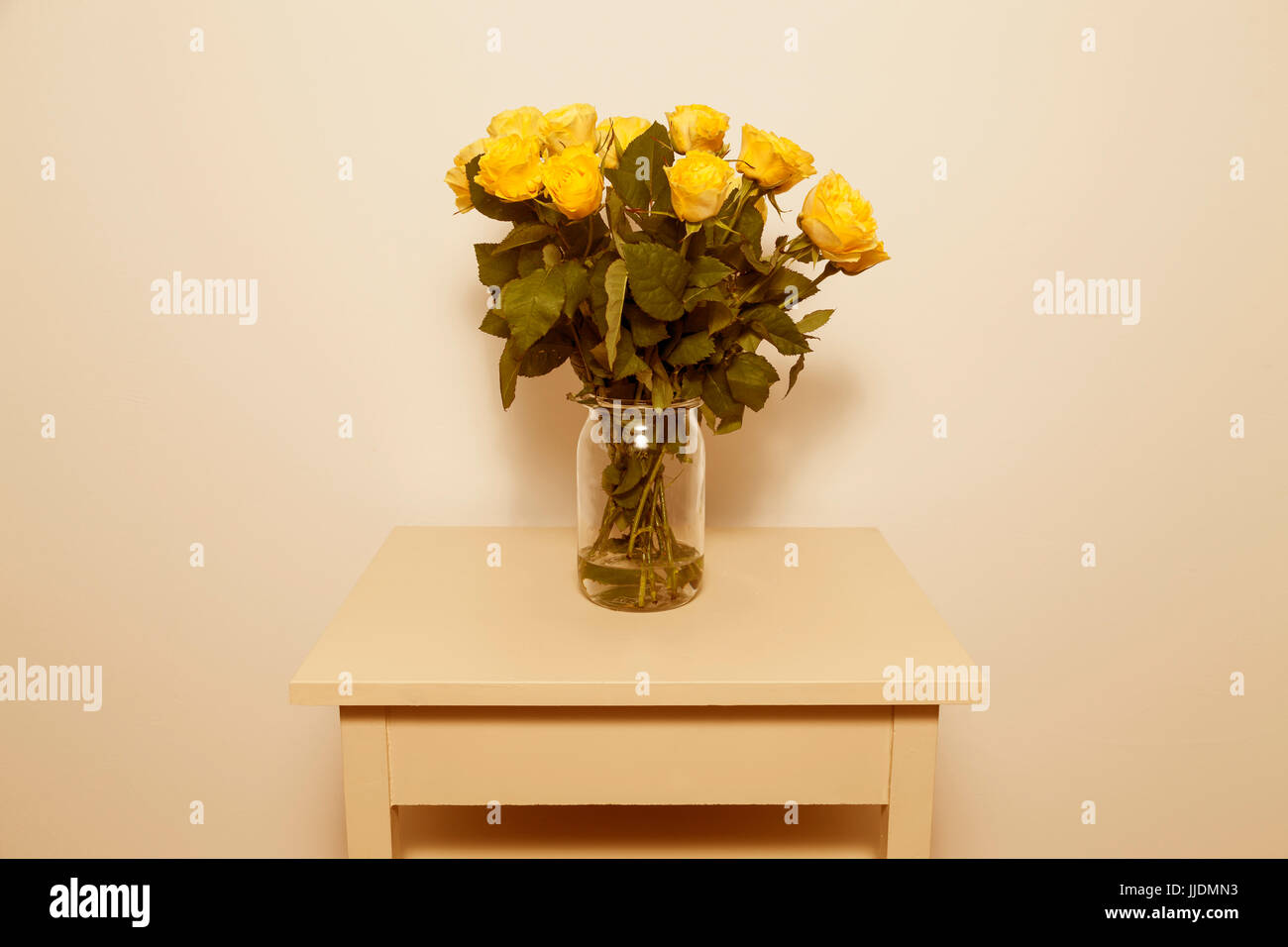 Yellow roses in vase Stock Photo - Alamy