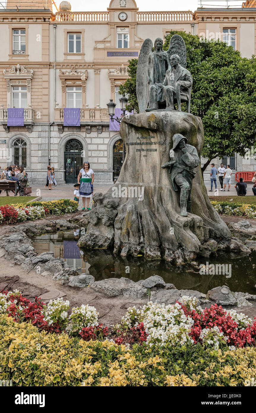 City council of eclectic style of principle of the twentieth century, 1905. Monument to Cristobal Murrieta benefited the development of Santurtzi, Bil Stock Photo