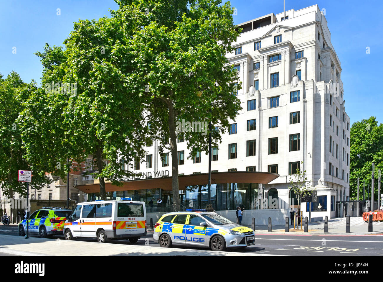 New Scotland Yard on Victoria Embankment refurbished 2015 2016 now current location & headquarters of the Metropolitan Police  with parked police cars Stock Photo