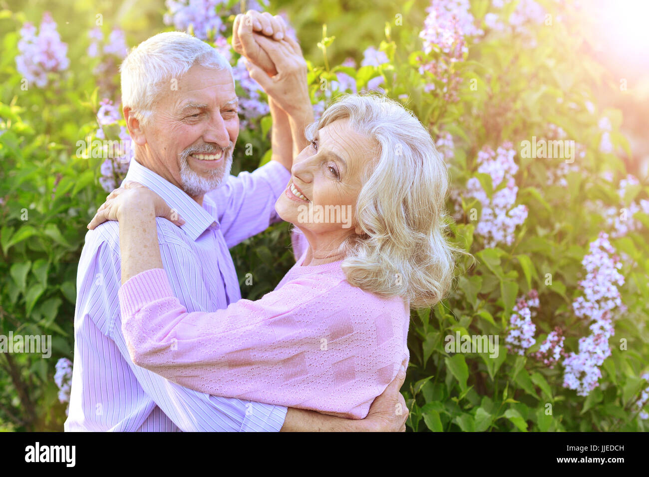 танцующие пожилые пары. вальс пожилых. танцующие пожилые пары. танцы пожилых людей. танцующая пожилая пара.