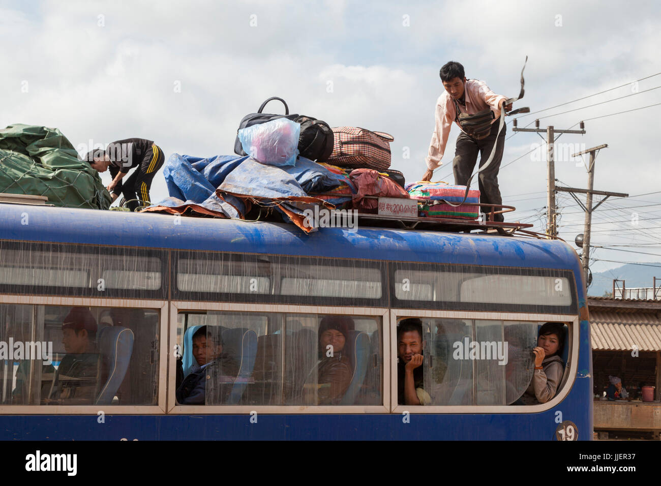 Bus loading hires stock photography and images Alamy