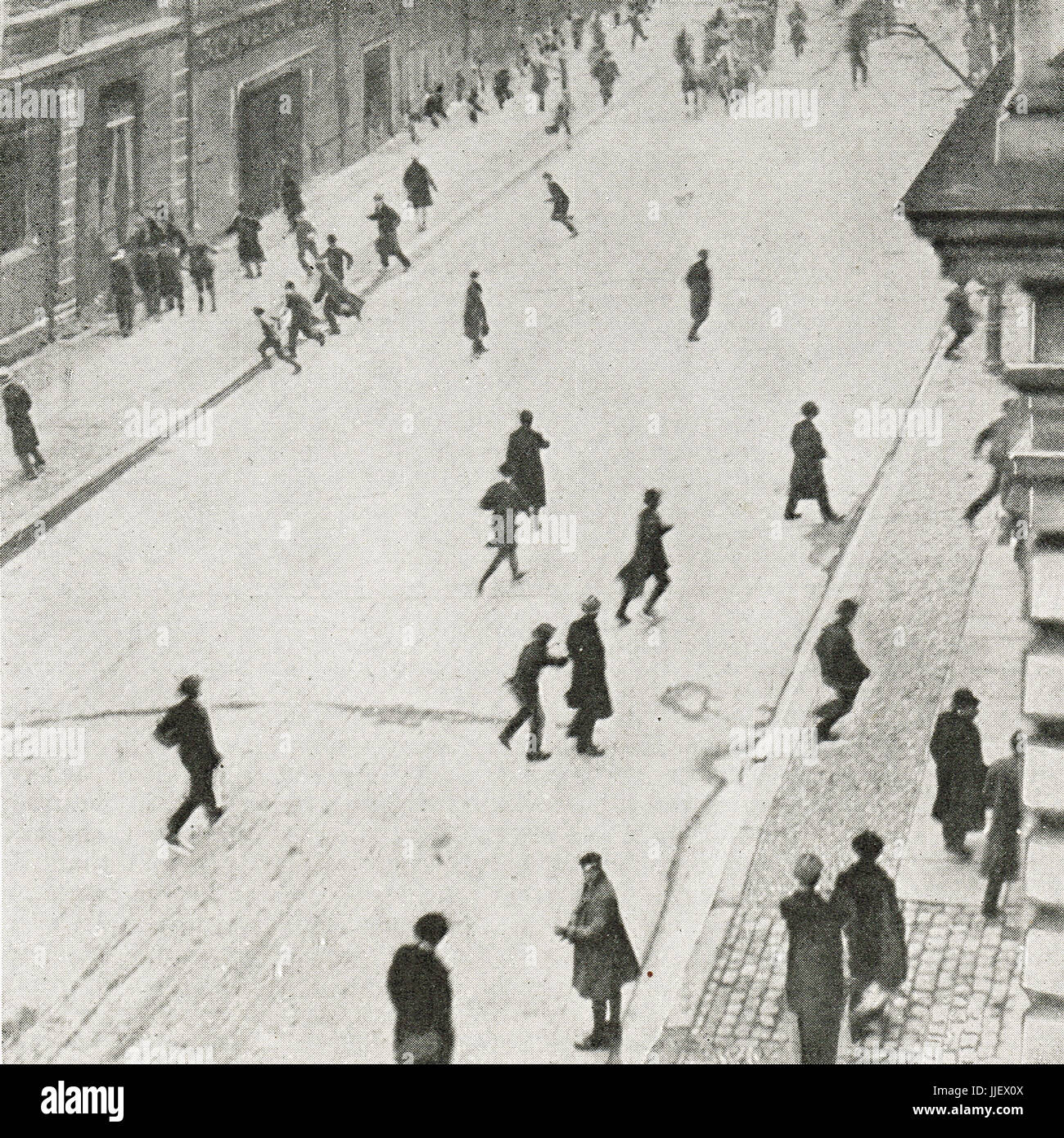 Civil war in Berlin, people running for cover, 1919 Stock Photo