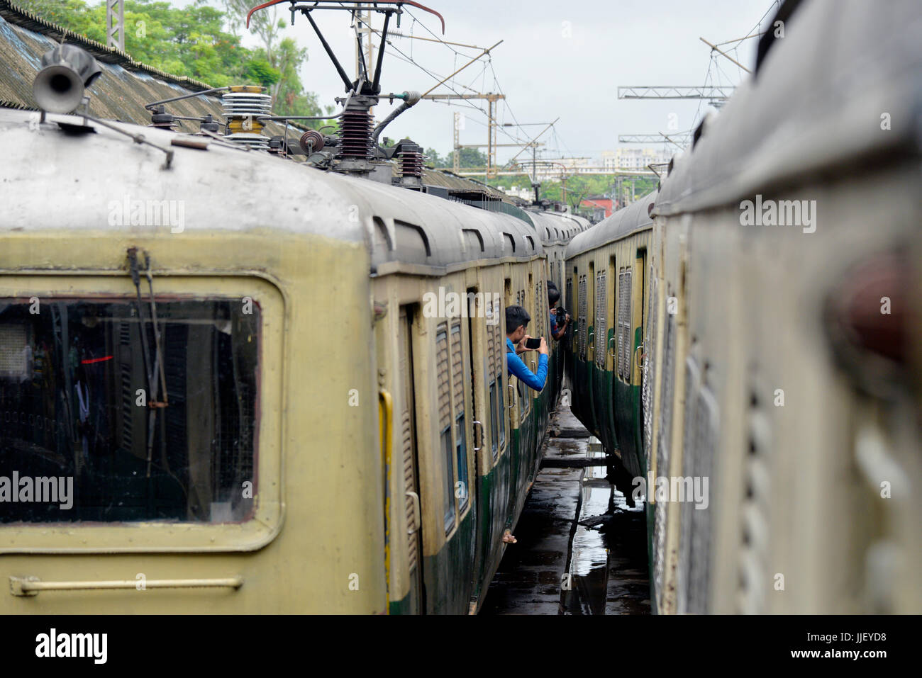Kolkata, India. 19th July, 2017. Train derail as it hit the platform