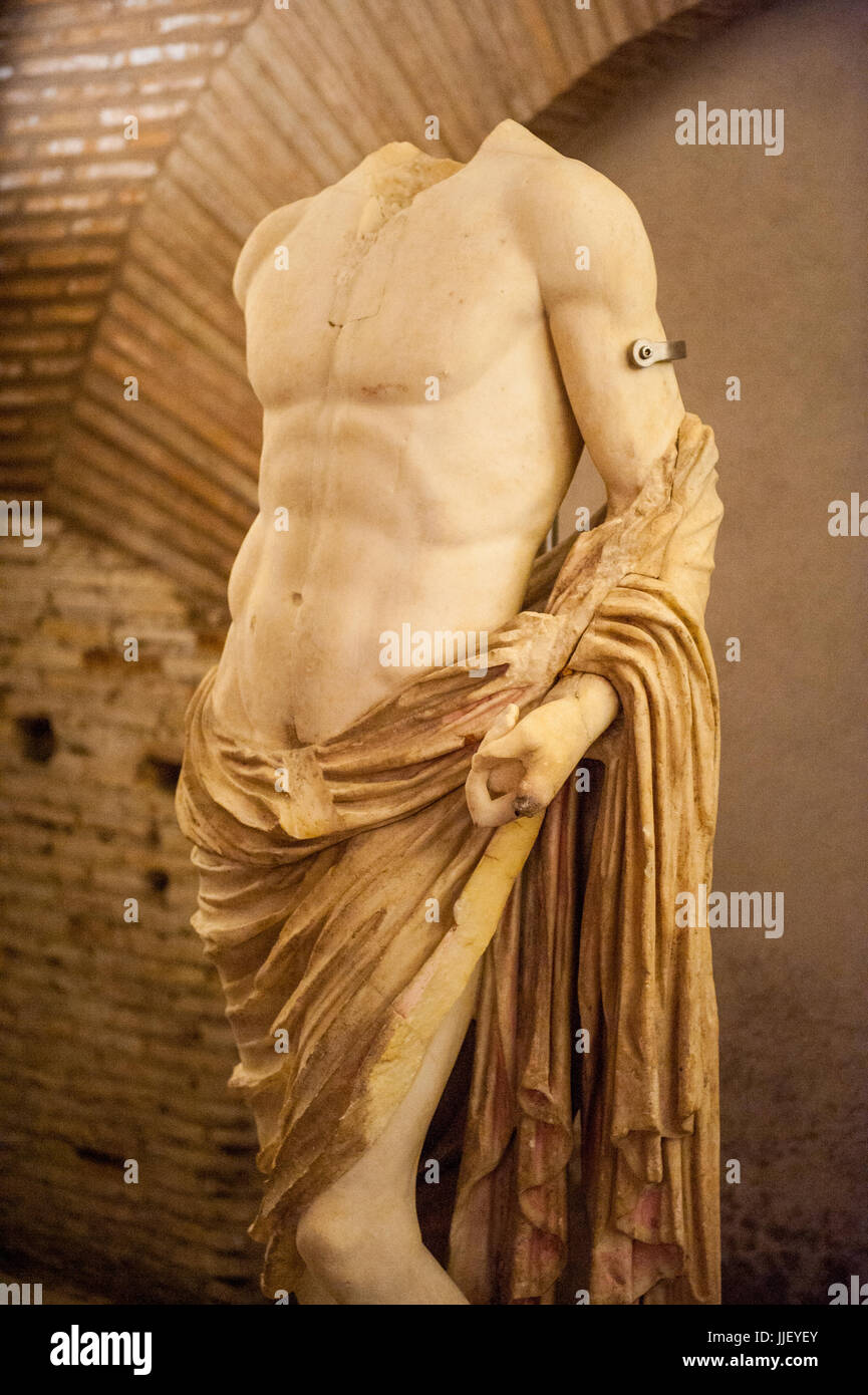 Ancient statues inside the underground of the Roman forums Stock Photo Alamy