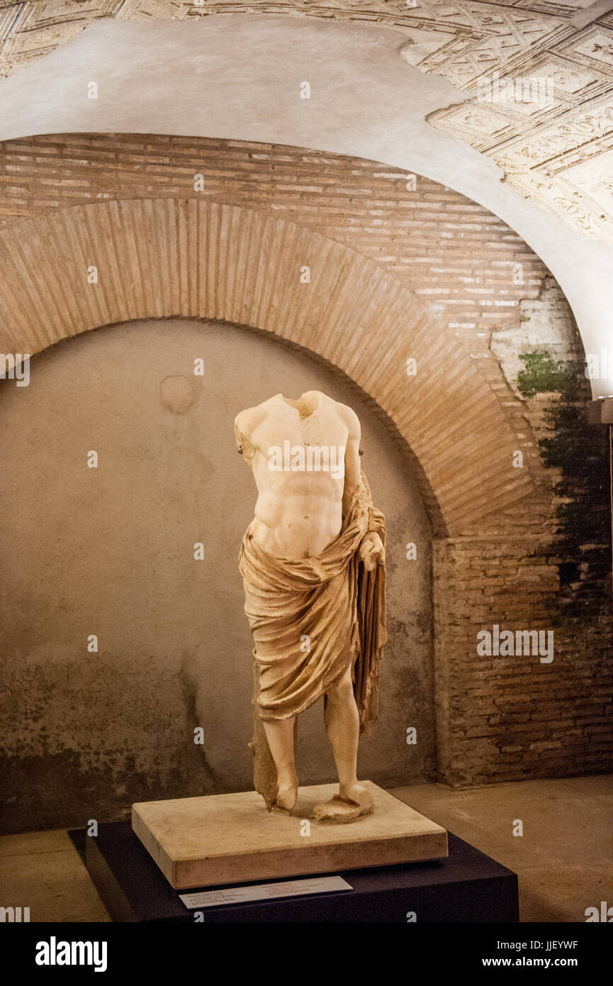 Ancient statues inside the underground of the Roman forums Stock Photo Alamy