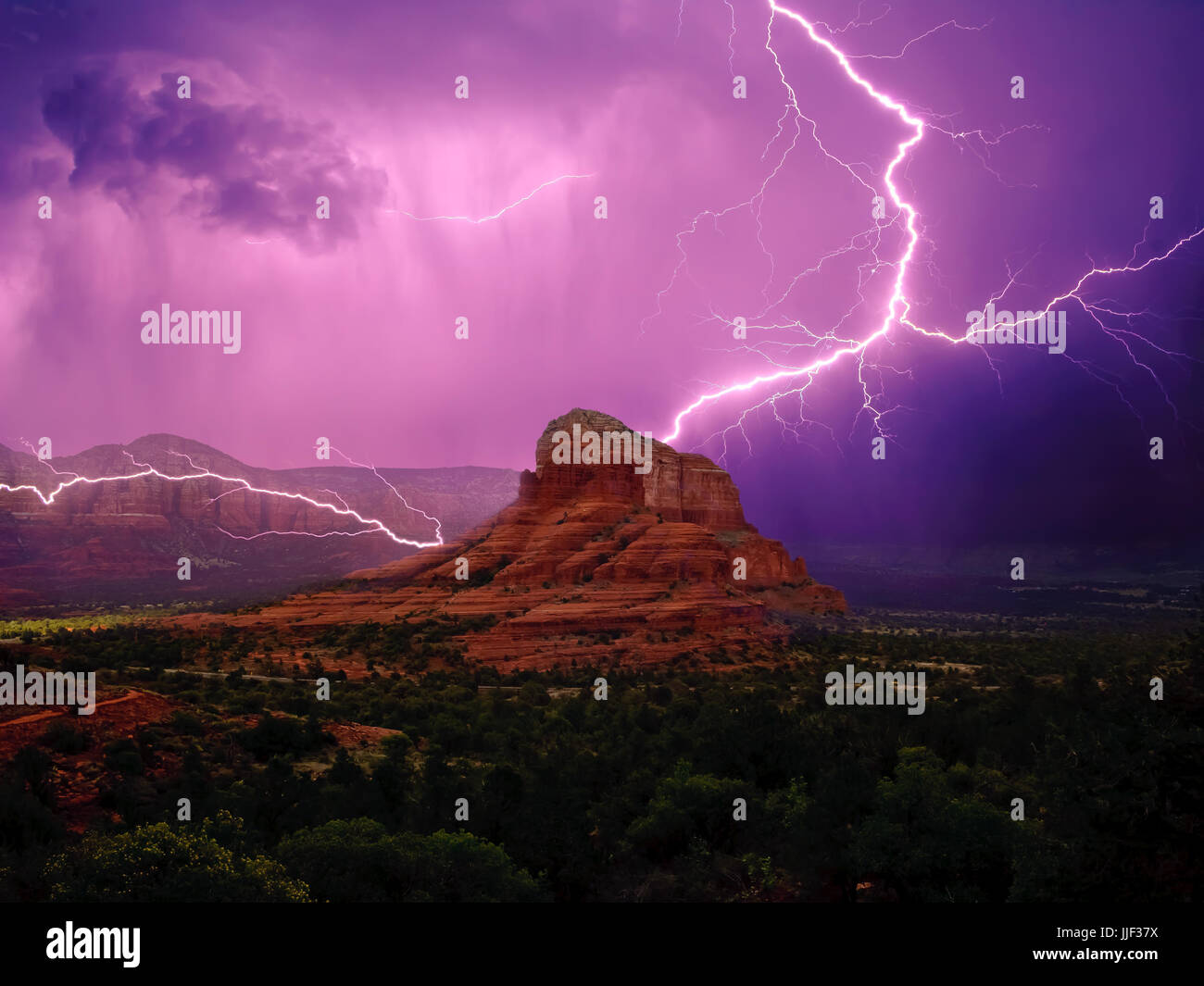 Lightning storm around Bell Rock and Courthouse Butte, Sedona, Arizona ...