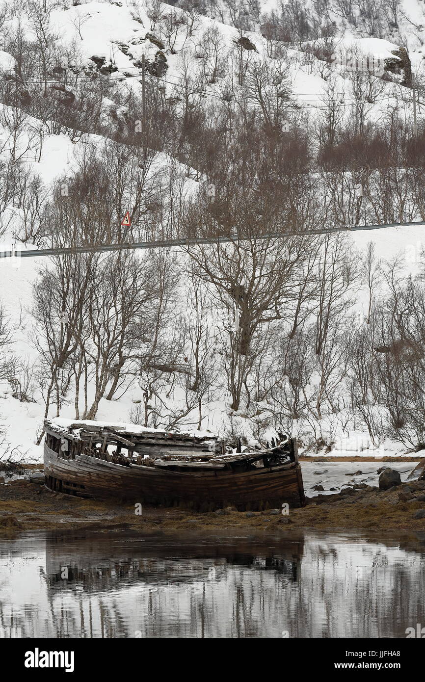 Shipwreck-abandoned wooden boat at Sildpolltjonna bay-south shore of Sildpollnes-peninsula in the Austnesfjorden. Koneaheia mt.background-Vagan kommun Stock Photo