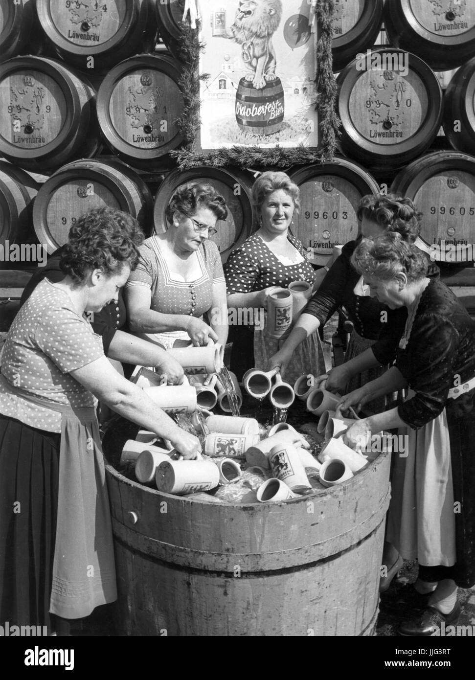 Oktoberfest 1959, Oktoberfest waitresses rinsing beer mugs in an wooden tube at 16st of September 1959. Opening is at twelve o'clock sharp | usage worldwide Stock Photo