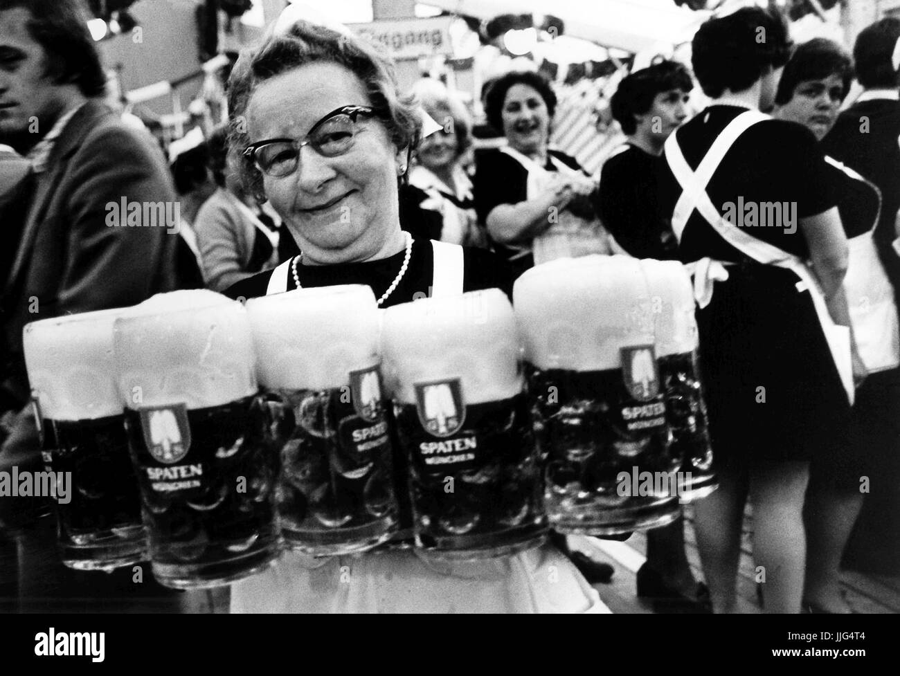 A waitress has to carry heavy litre tankards (12.09.1979) at the Oktoberfest. Now the tax and revenue office demands its share for the tip which goes beyond the legitimate twelve percent. | usage worldwide Stock Photo