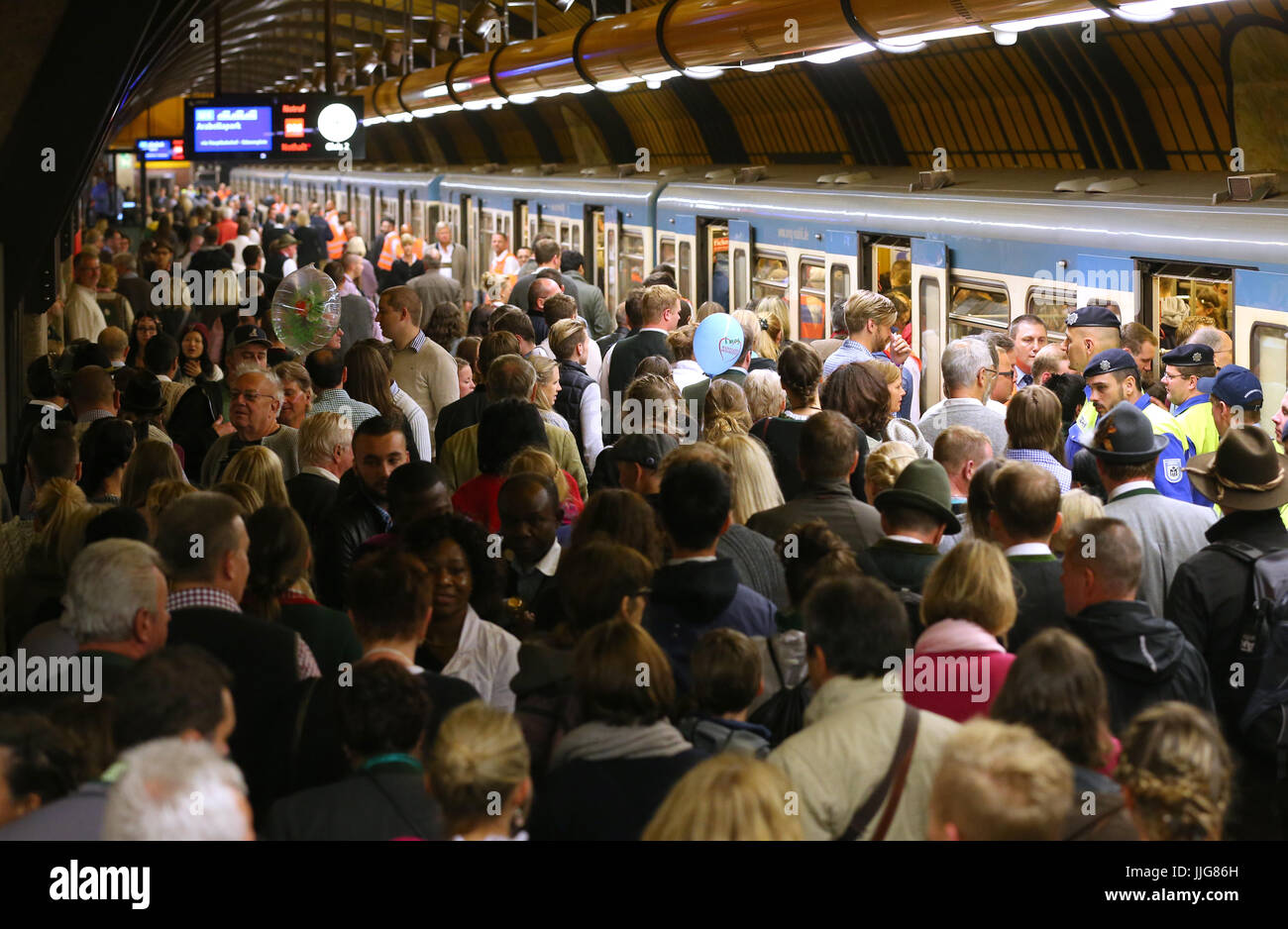 Oktoberfest visitors attempt to board a subway train on a crowded platform of Theresienwiese subway station upon their departure in Munich, Germany, 20 September 2015. The world's largest beer festival which will run until 04 October 2015 is expected to attract some six million visitors from all over the world this year. Photo: KARL-JOSEF HILDENBRAND/dpa | usage worldwide Stock Photo