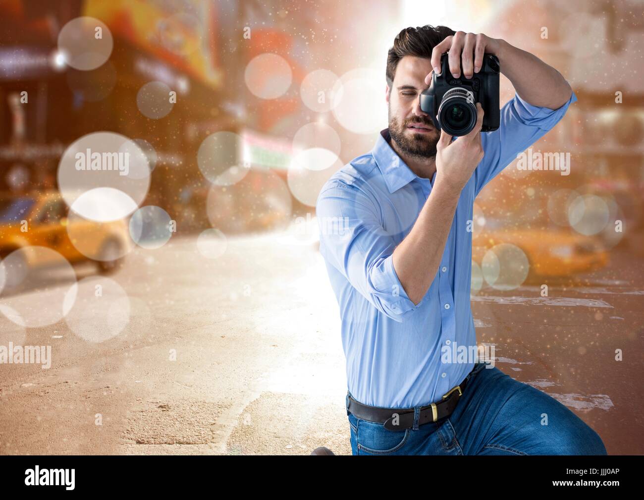 Kneeling photographer hi-res stock photography and images - Alamy
