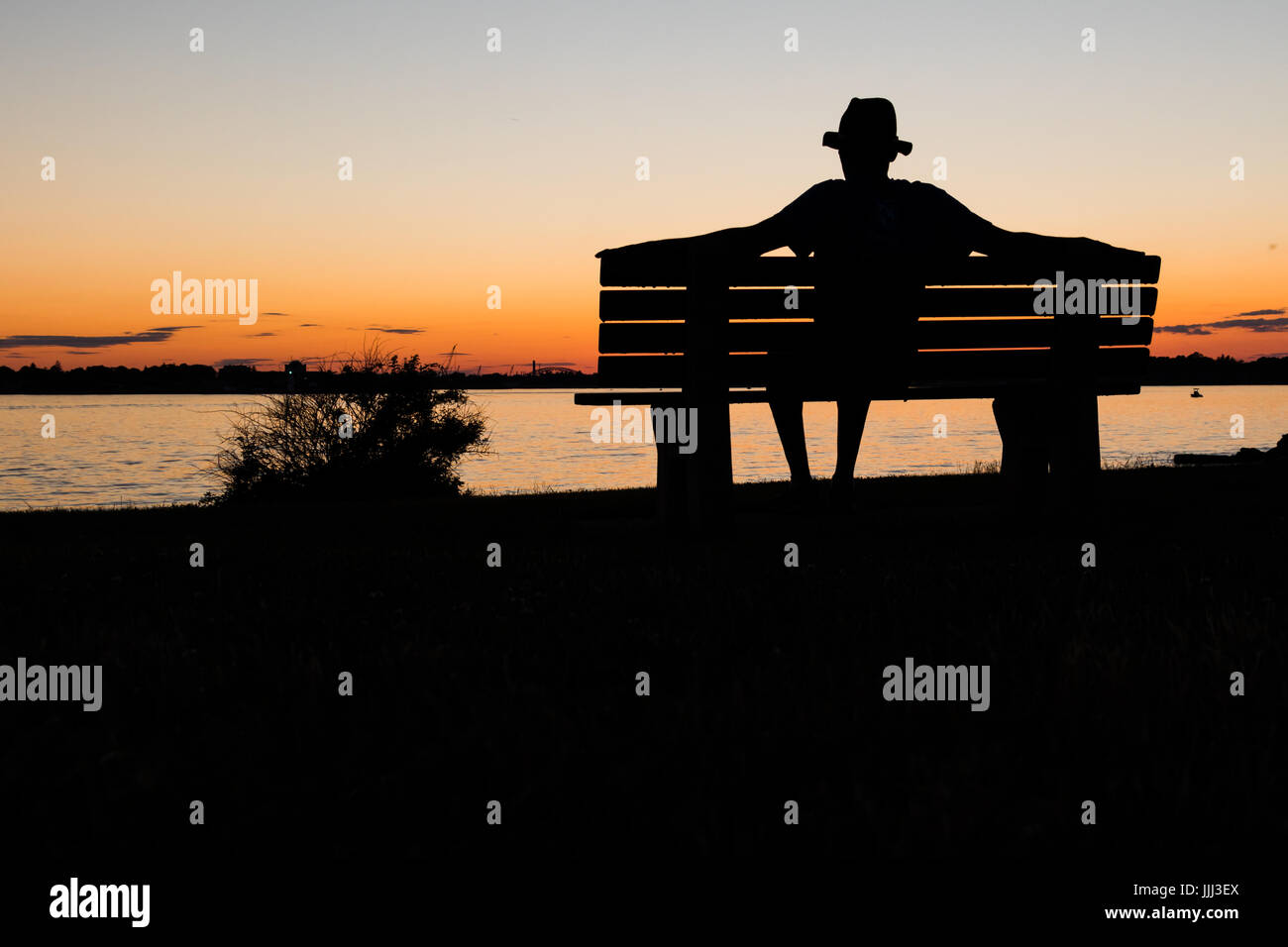 Man dark alone sunset hi-res stock photography and images - Alamy