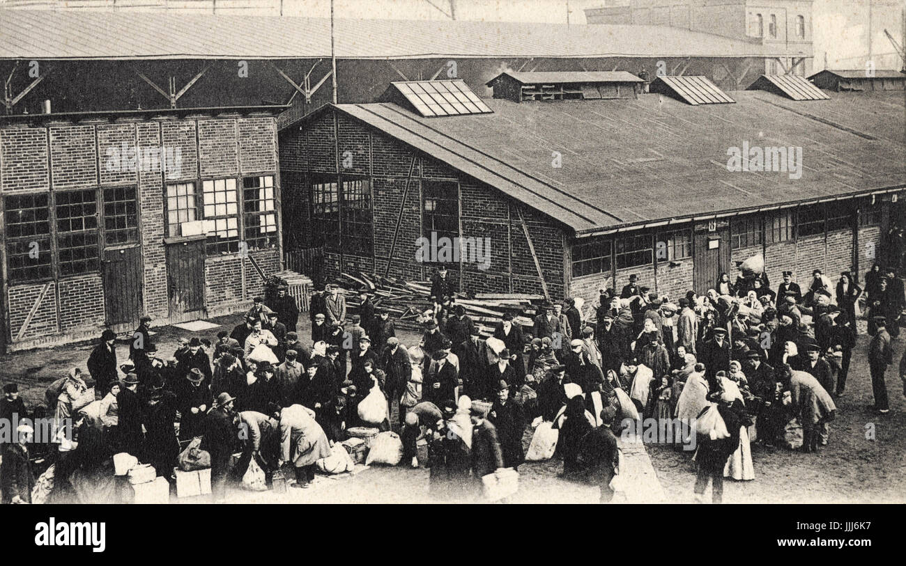 Jewish immigrants leaving Hamburg port  / Europe for America and elsewhere. Late 19th and early 20th century. Trenkler, Leipzig Stock Photo