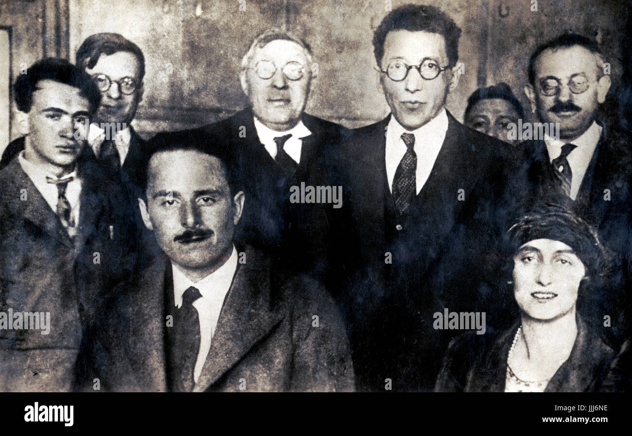 Sir Oswald Mosley and Lady Cynthia Mosley photographed with  visiting American Jewish Socialists in 1926. Mosley (16 November 1896 - 3 December 1980) was the leader of the British Union of Fascists from 1932 to 1940.  Leader of the Union Movement, from 1948 until his death.  Married to Cynthia Curzon (1896-1933). Stock Photo