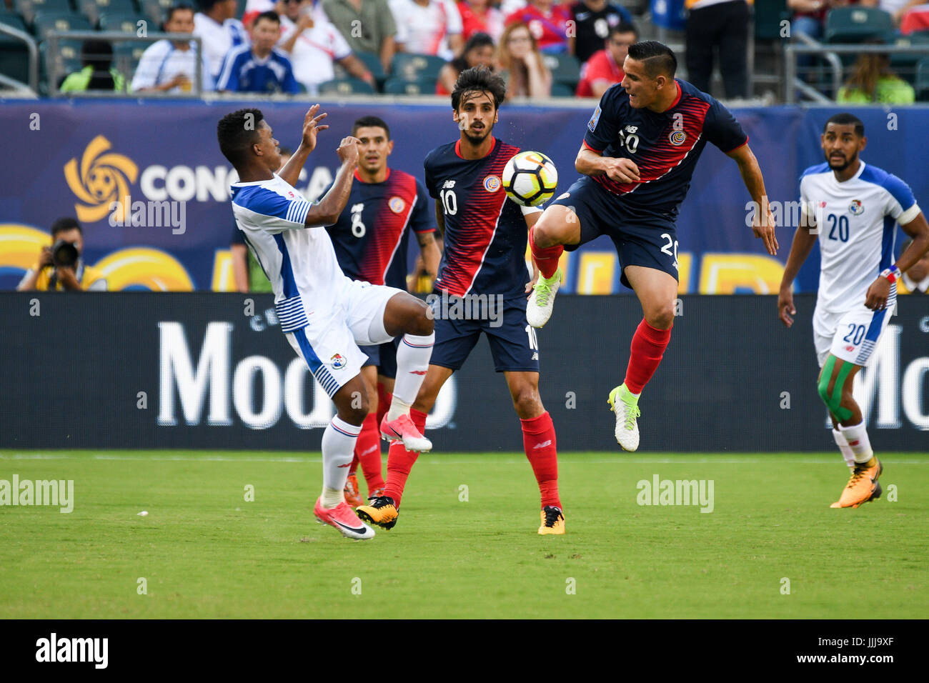 Philadelphia, Pennsylvania, USA. 19th July, 2017. DAVID GUZMAN Costa Rica goes for the ball against Panama during their quarter final match held at Lincoln Financial Field in Philadelphia PA Credit: Ricky Fitchett/ZUMA Wire/Alamy Live News Stock Photo