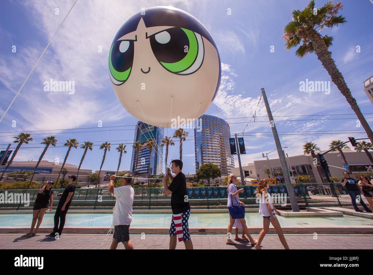 San Diego, California, USA. 19th July, 2017. CAL FAZZIO from Corona, works on one of the last eight foot balloons to be anchored outside of Comic Con. Credit: Daren Fentiman/ZUMA Wire/Alamy Live News Stock Photo