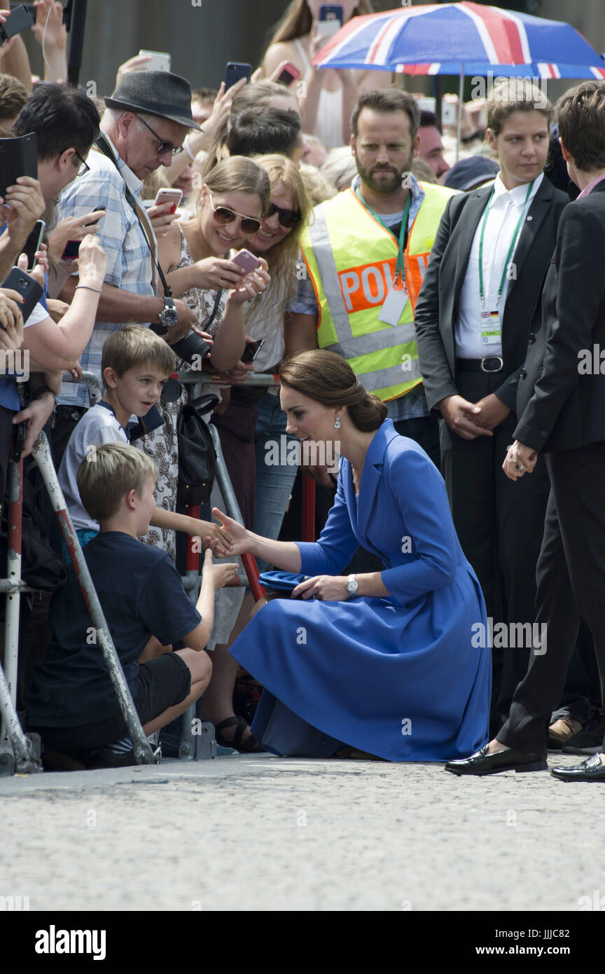 Berlin, Germany. 19th July, 2017. Kate, the Duchess of Cambridge was welcomed very cordially by fans in front of Brandenburg Gate in Berlin on July 19, 2017. | usage worldwide Credit: dpa/Alamy Live News Stock Photo
