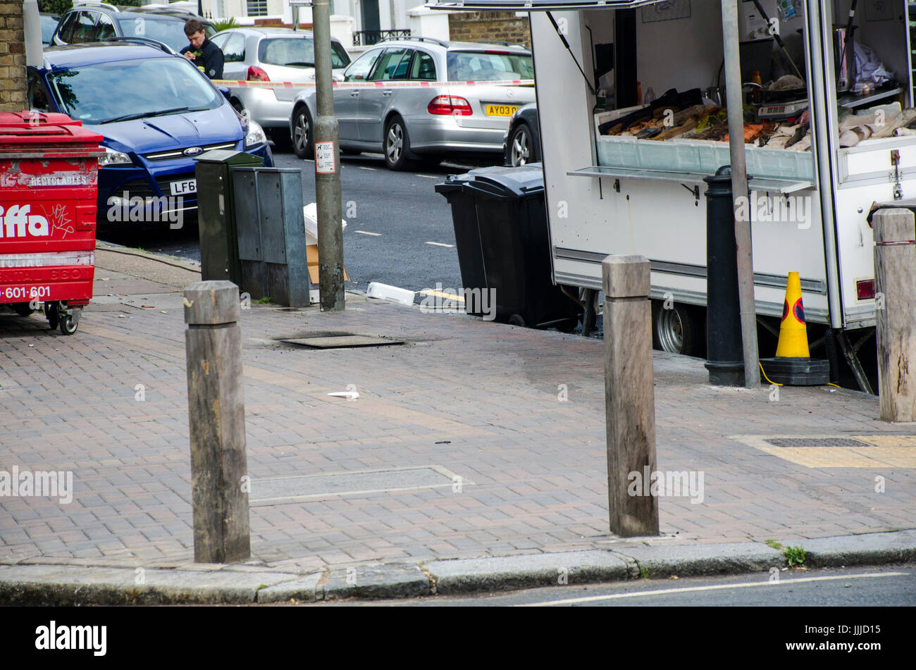 London, UK. 20th July, 2017. Shops closed as power loss following fire ...