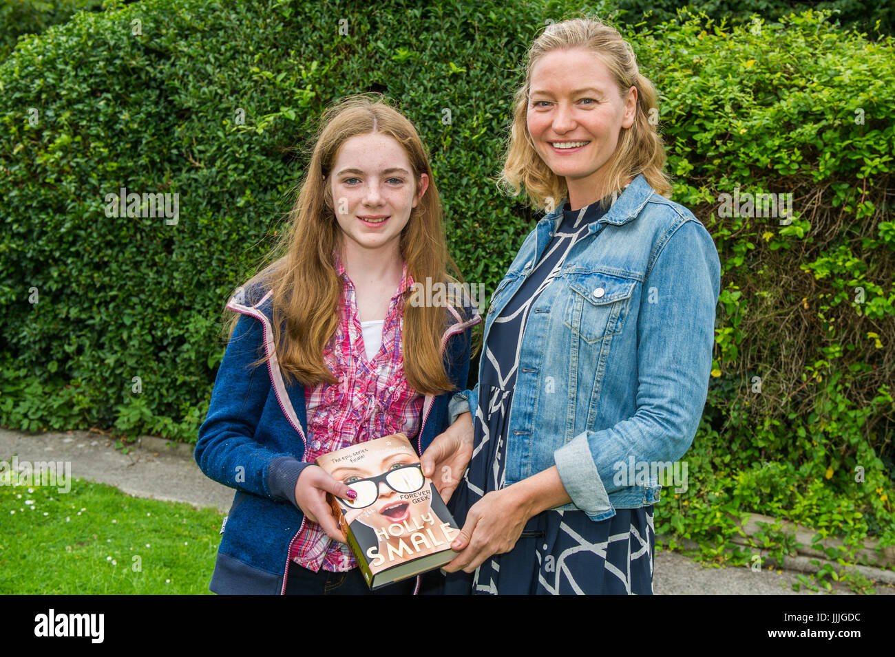 Bantry, West Cork, Ireland. 20th July, 2017.  Award-winning Geek Girl series children's book author, Holly Smale was in Bantry today to do a reading from her new book 'Forever Geek'.  As part of her visit, she met the winner of a book review competition, Caitlyn O'Donovan, aged 11 from Drimoleague, West Cork.  Holly is pictured with Caitlyn outside the venue of the reading. Credit: Andy Gibson/Alamy Live News. Stock Photo