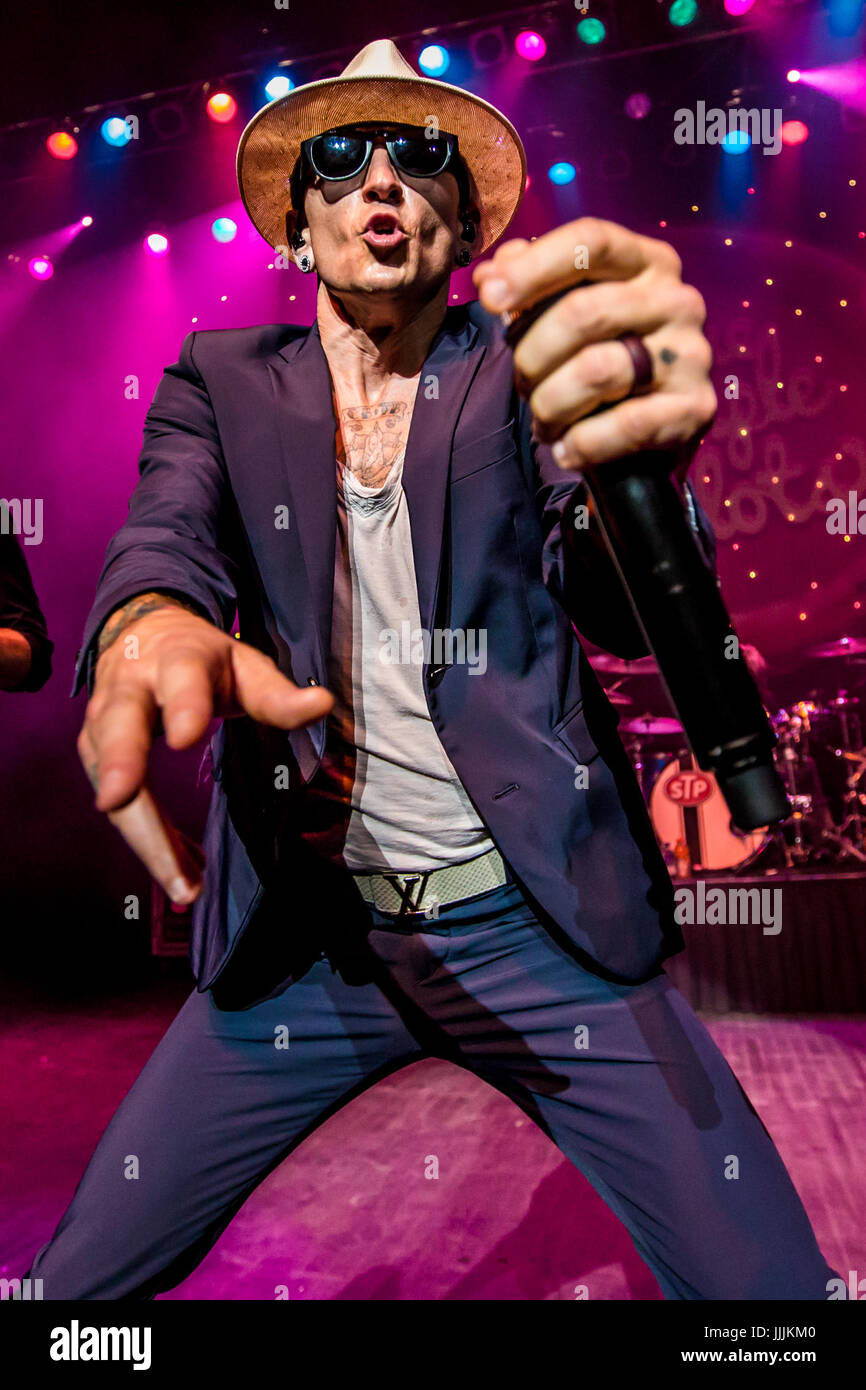 Chester Bennington Dead Hi-res Stock Photography And Images - Alamy