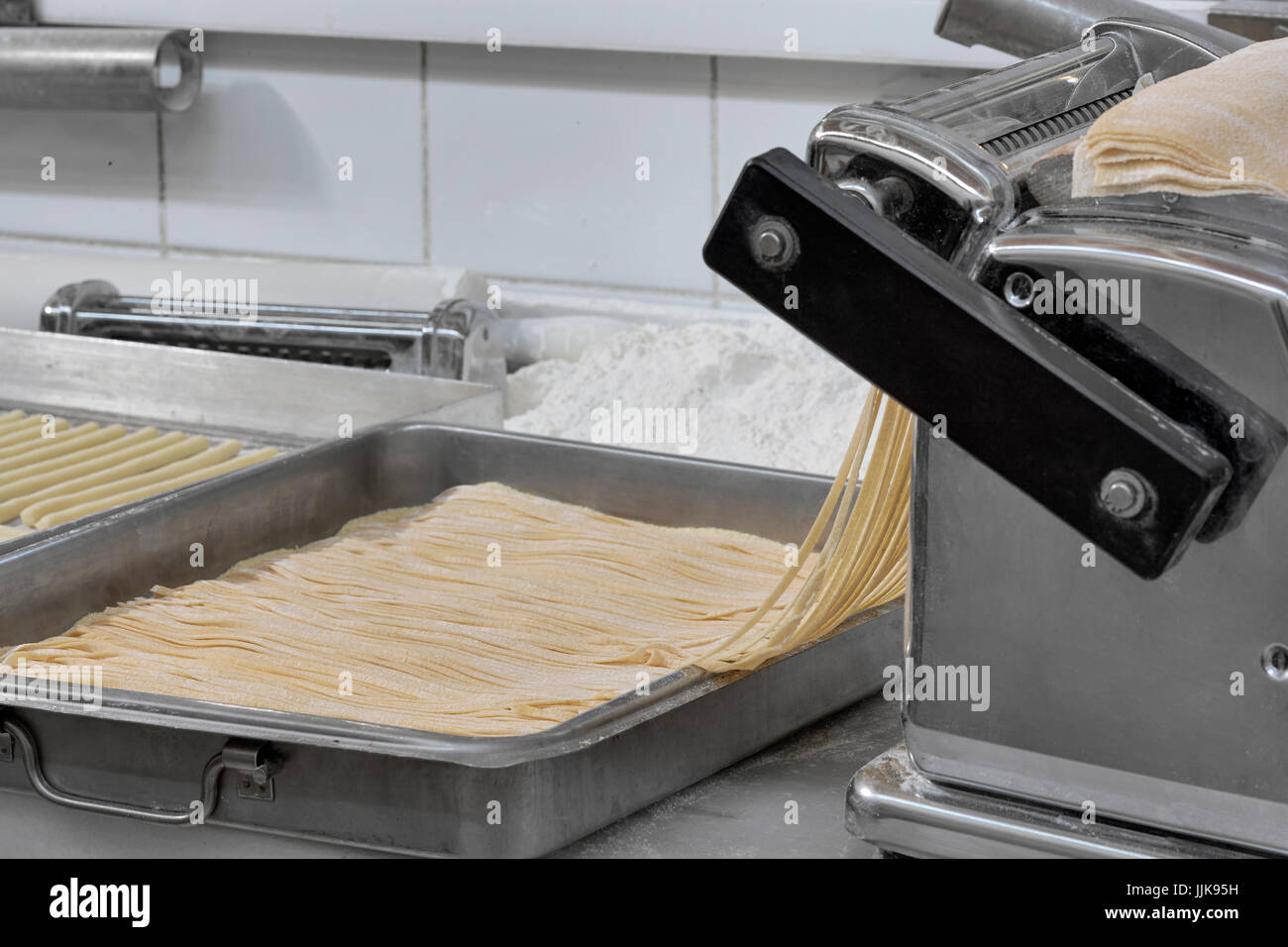 https://c8.alamy.com/comp/JJK95H/metal-pasta-maker-machine-with-fresh-dough-JJK95H.jpg