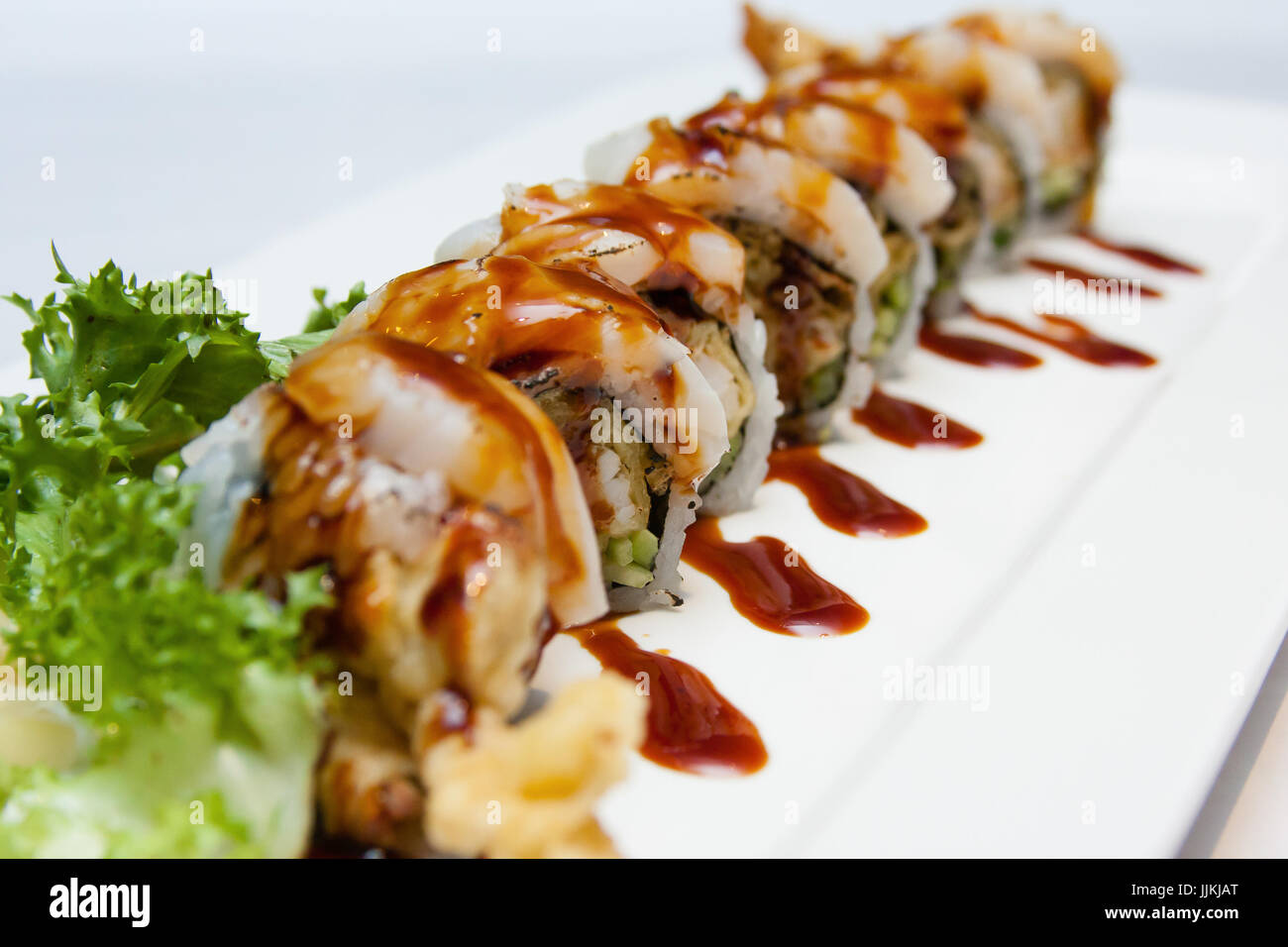 https://c8.alamy.com/comp/JJKJAT/sushi-roll-with-scallop-and-eel-sauce-JJKJAT.jpg