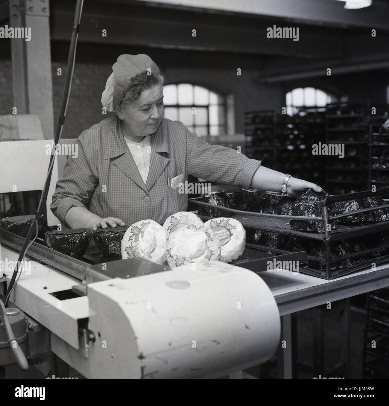 1970s, Workers at the Peek Frean's manufacturing company in Bermondsey, South London, England, producing Mrs Peek's precooked Christmas puddings, made famous during WW1. Stock Photo