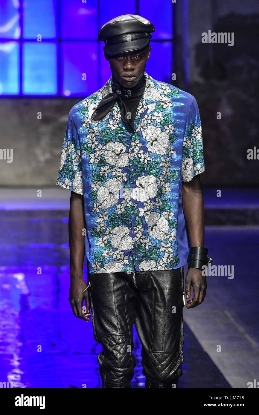 Fashion show dsquared2 hi-res stock photography and images - Page 5 - Alamy