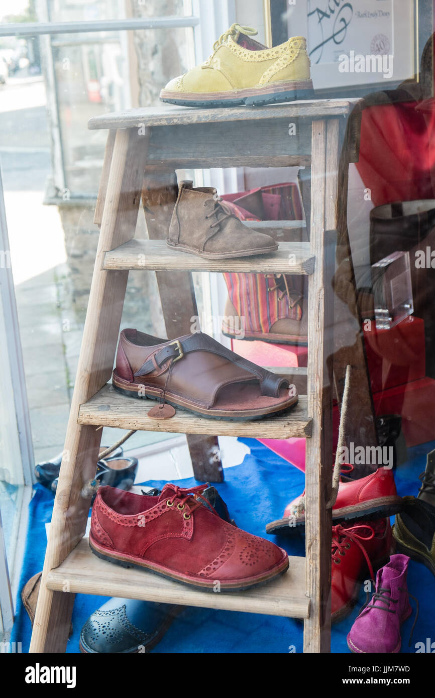Red shoes shop window hi-res stock photography and images - Alamy