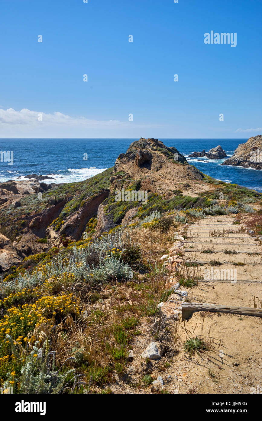 Cliff meets ocean hi-res stock photography and images - Alamy